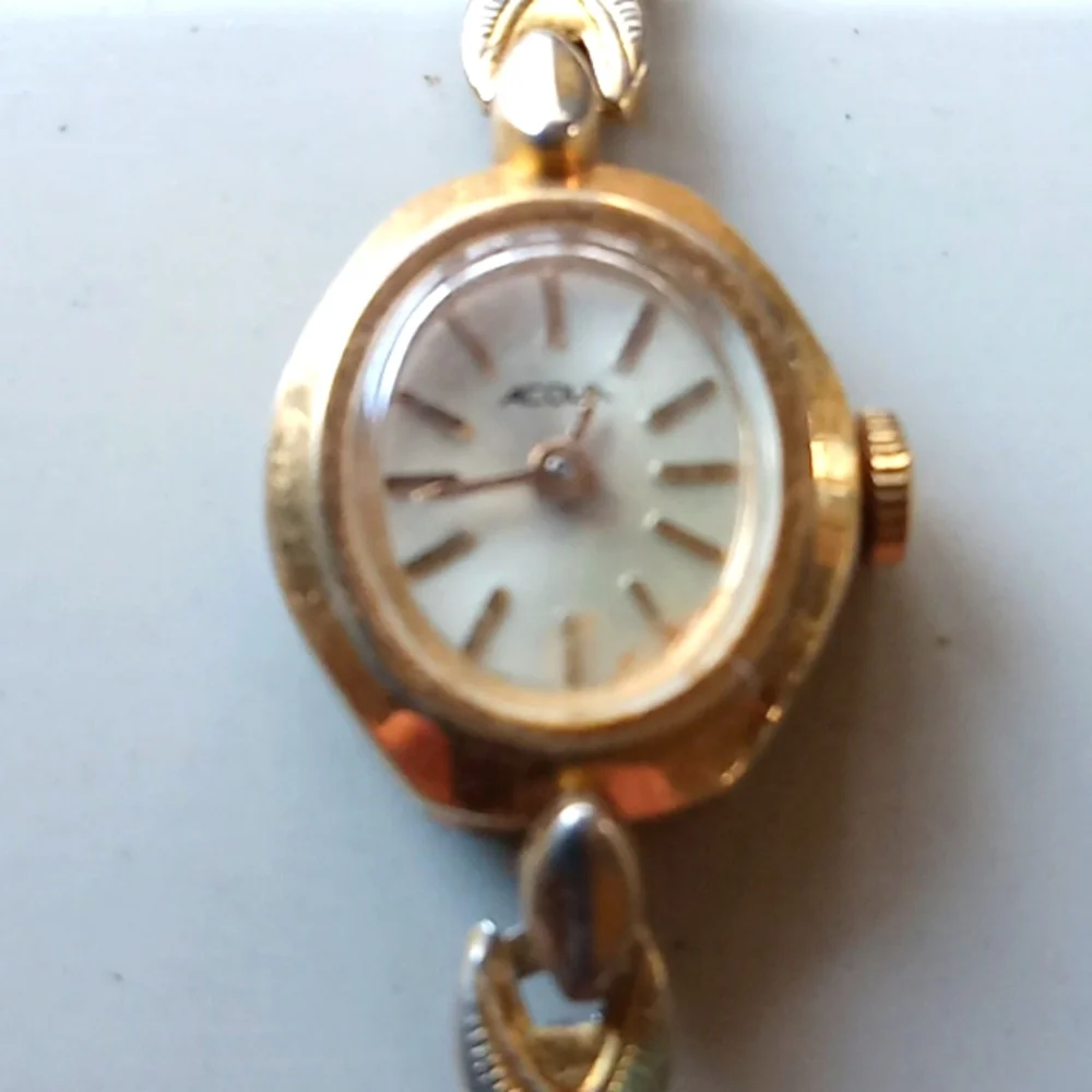6 vintage ladies watches and one vintage new watch band. All as is. Great Deal.